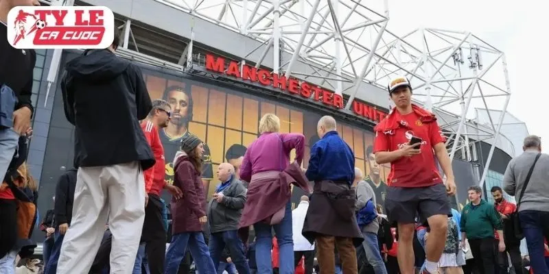 Hệ thống vé NFC sập, CĐV kẹt bên ngoài Old Trafford