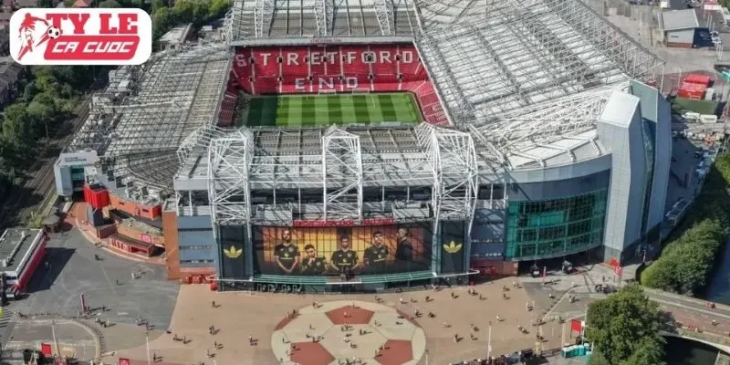 Khung Cảnh Hỗn Loạn Ở Old Trafford - Khủng Hoảng MU Chạm Đỉnh Điểm Báo Đỏ