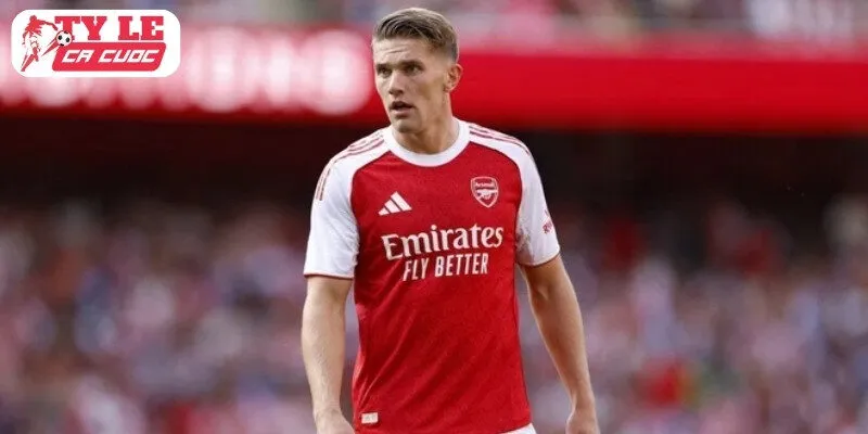 Là trung phong nhưng ít chạm bóng, bị cô lập trong vòng cấm