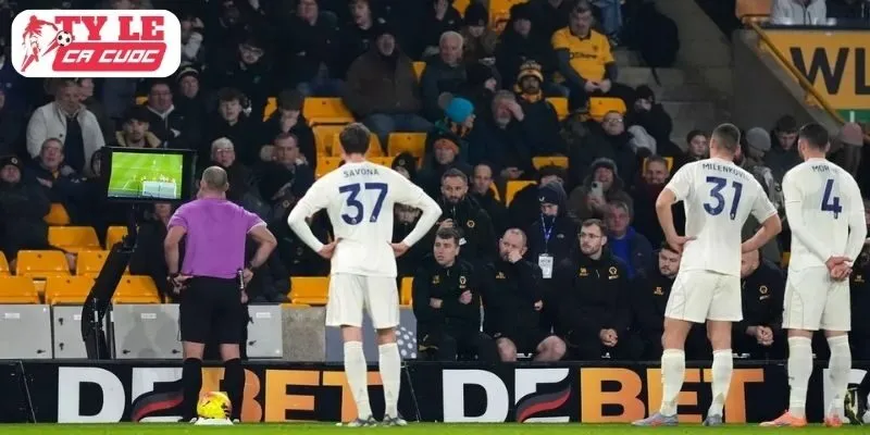 VAR mất thời gian, tranh cãi bùng nổ khắp các sân